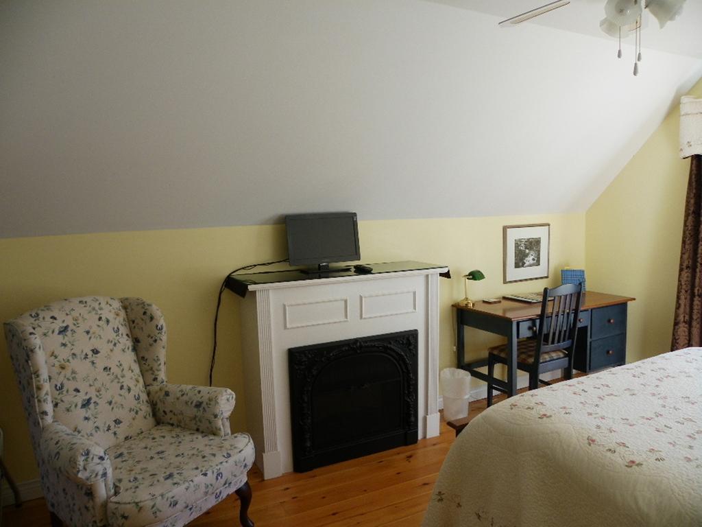 The Colonel'S In Bed And Breakfast Fredericton Room photo