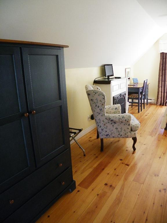 The Colonel'S In Bed And Breakfast Fredericton Room photo