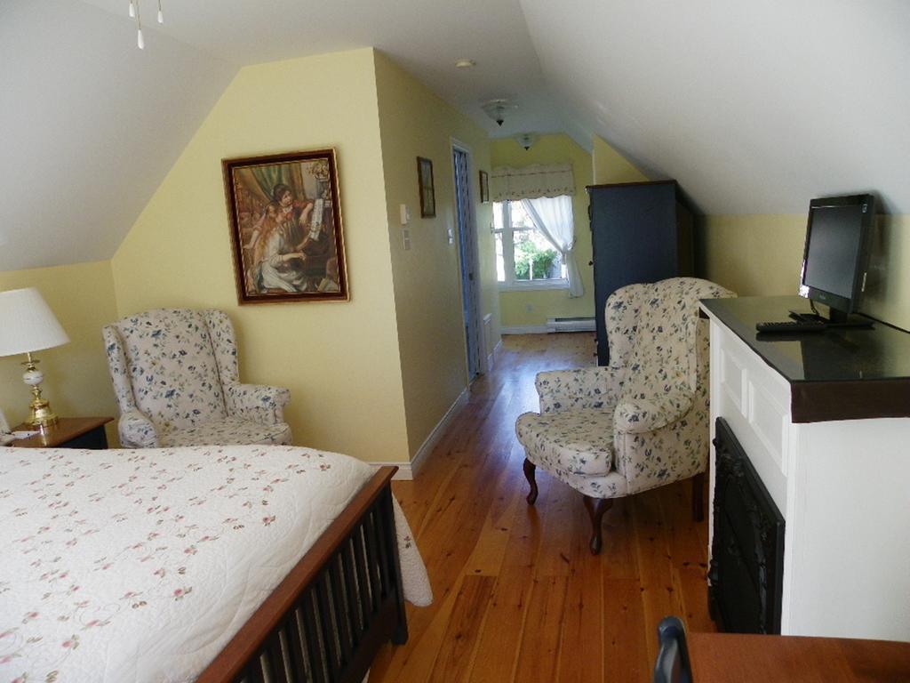 The Colonel'S In Bed And Breakfast Fredericton Room photo