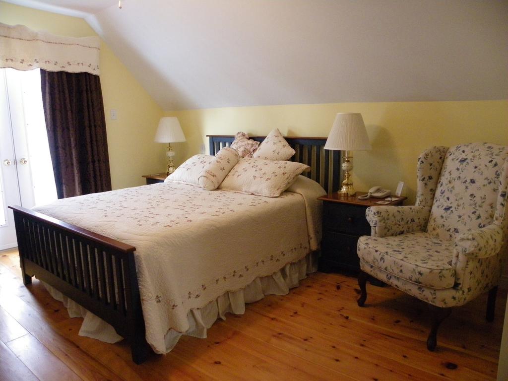 The Colonel'S In Bed And Breakfast Fredericton Room photo