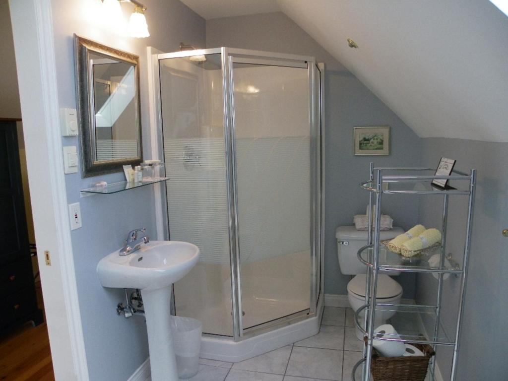 The Colonel'S In Bed And Breakfast Fredericton Room photo