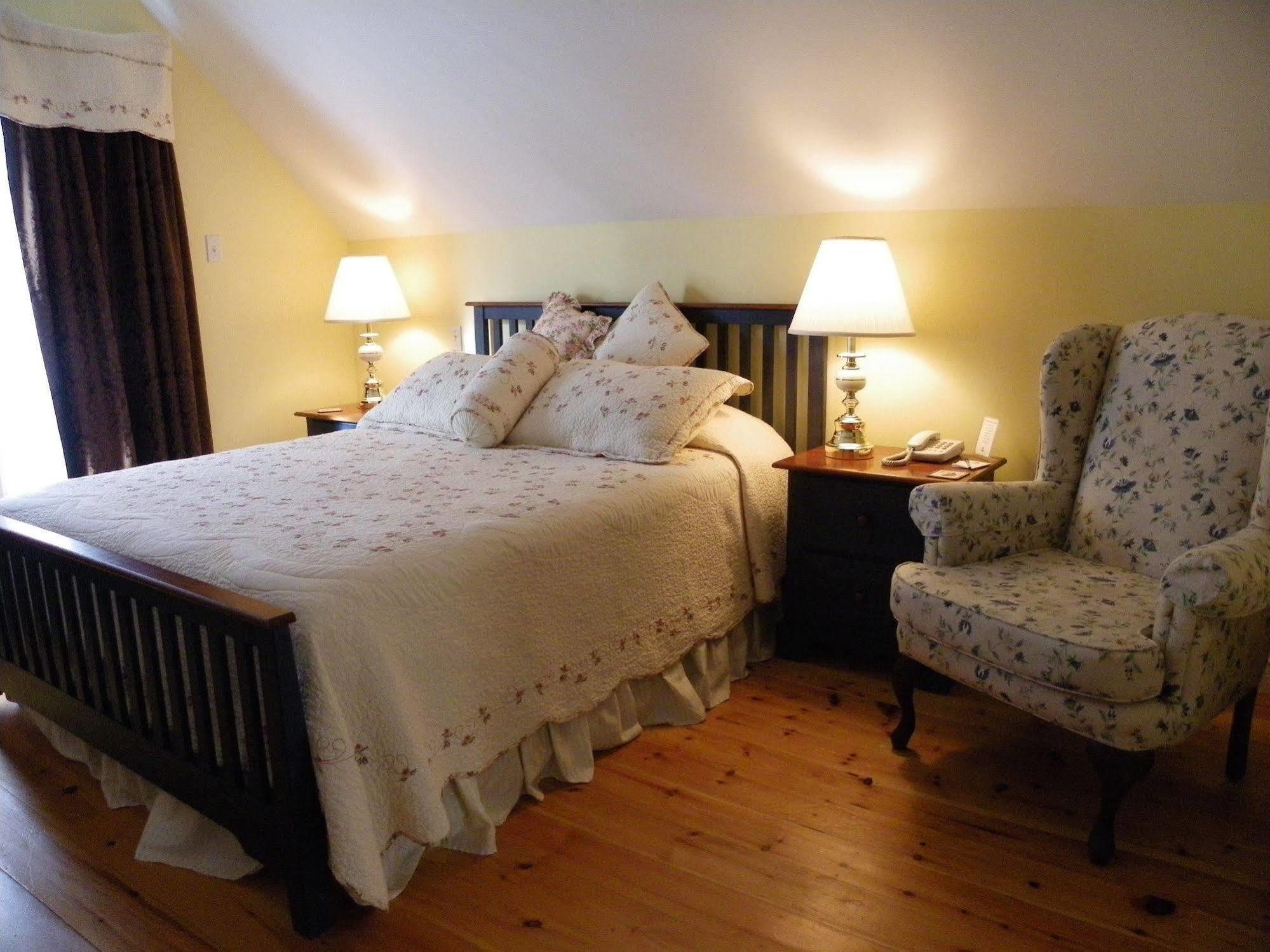 The Colonel'S In Bed And Breakfast Fredericton Exterior photo
